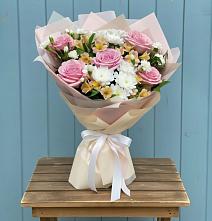 Букет цветов из:  Гвоздики, Орхидеи и Розы в Слюдянке