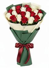 Букет Микс из красных и белых роз в Слюдянке