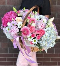 Композиция солнечный день в Слюдянке Цветочная композиция из Розы, Хризантемы, Пионы и Лизиантусы в корзине в Слюдянке