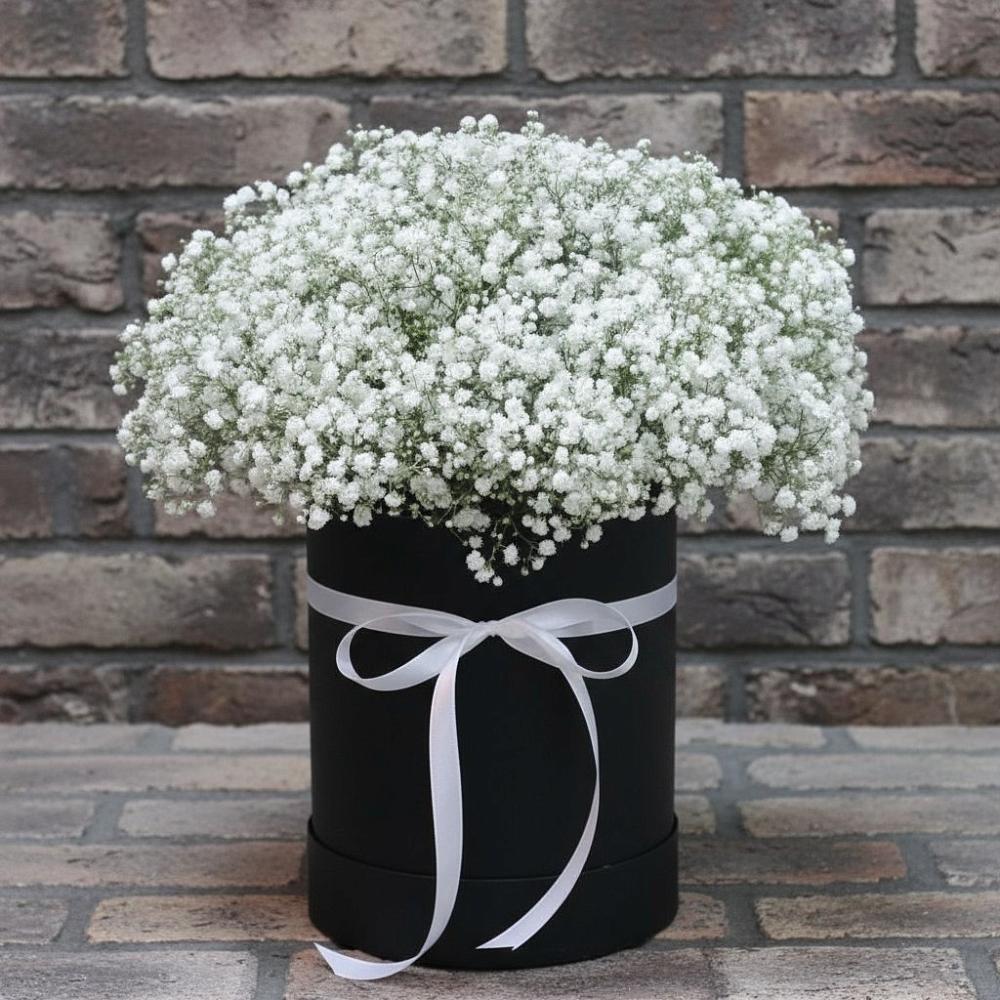 Цветочная композиция из Гипсофила в шляпной коробке в Слюдянке