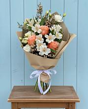 Букет цветов из:  Альстромерии, Лизиантусы, Розы и Хризантемы в Слюдянке