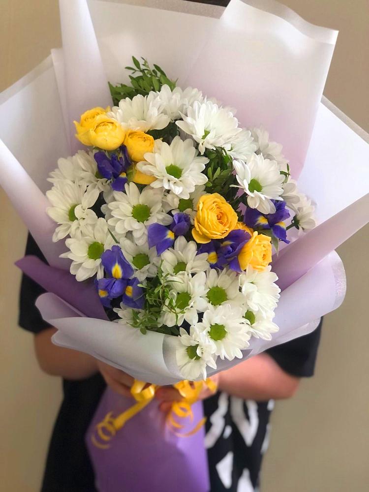 Букет цветов из: Ирисы, Хризантемы и Розы в Слюдянке