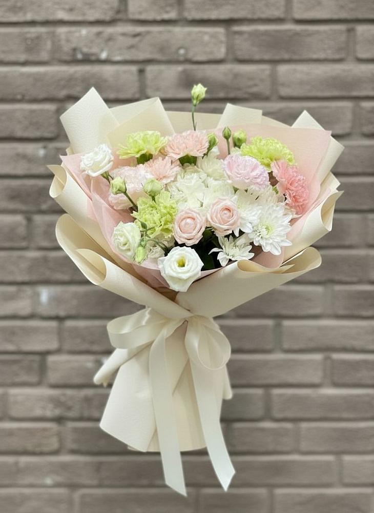 Букет цветов из: Гвоздики, Розы, Лизиантусы и Хризантемы в Слюдянке