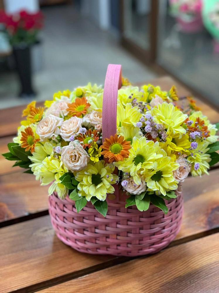 Цветочная композиция из Хризантемы и Розы в корзине в Слюдянке