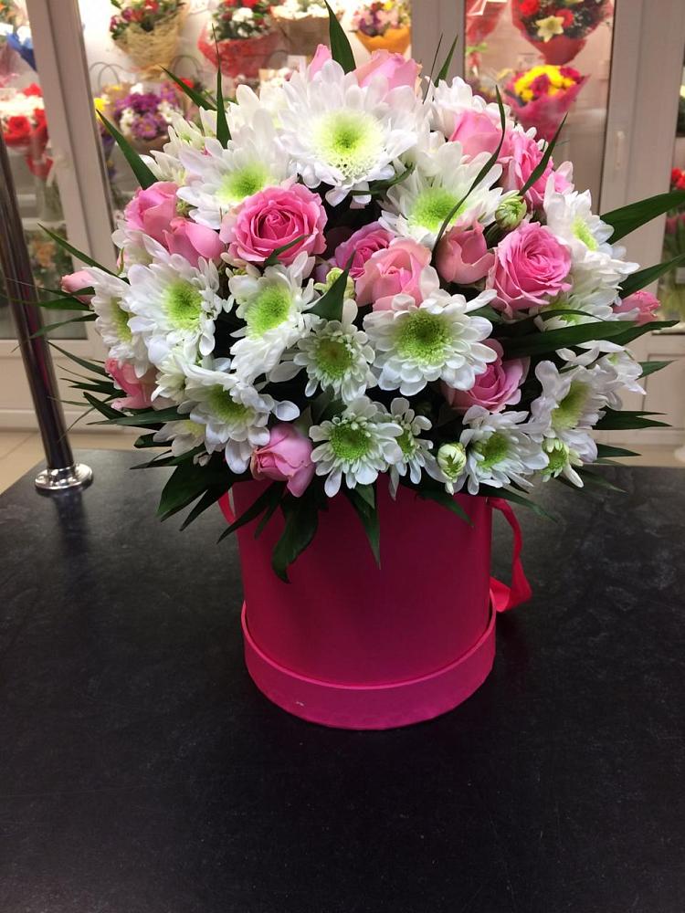 Цветочная композиция из Розы и Хризантемы в шляпной коробке в Слюдянке