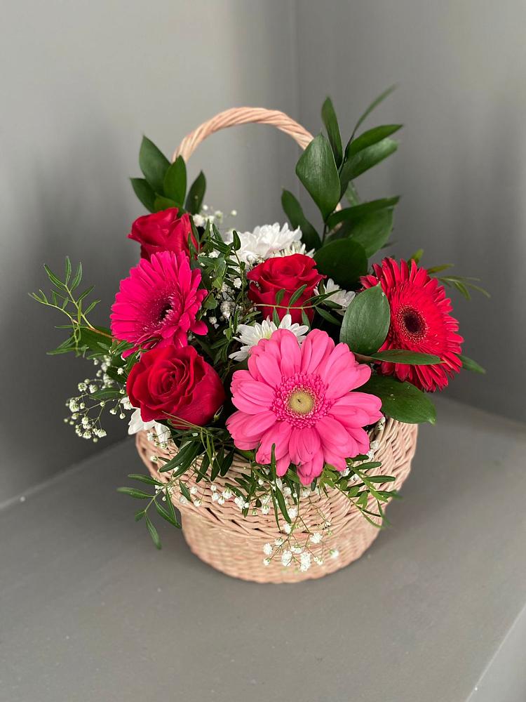 Цветочная композиция из Розы, Хризантемы и Герберы в корзине в Слюдянке