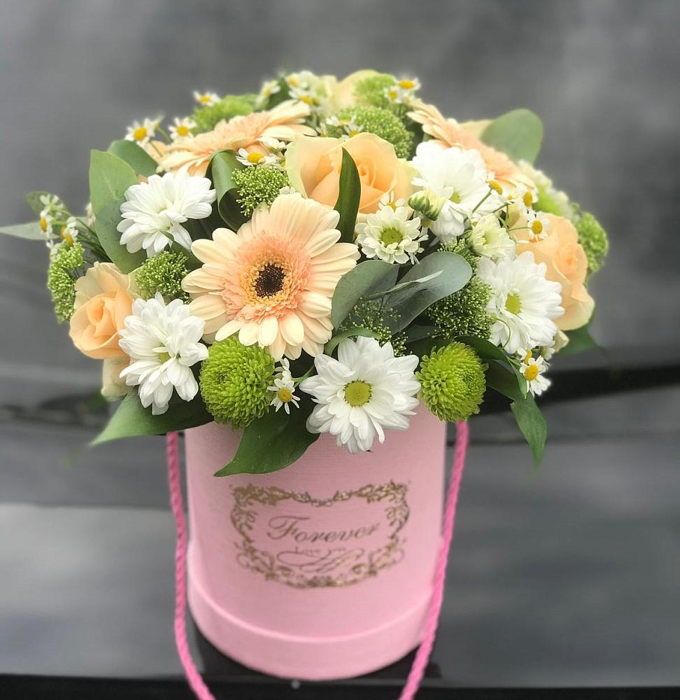 Цветочная композиция из Розы, Герберы и Хризантемы в шляпной коробке в Слюдянке